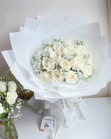 Beautiful in white (M)